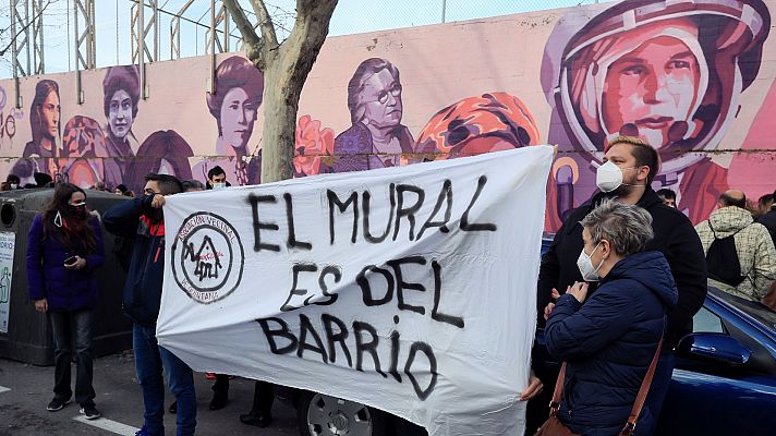 Informativo 24h - Protesta contra la eliminación del mural feminista 'La unión hace la fuerza' en el distrito madrileño de Ciudad Lineal