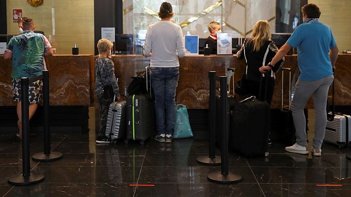 Telediario 1 - Los hoteles canarios echan el cierre por la falta de turismo