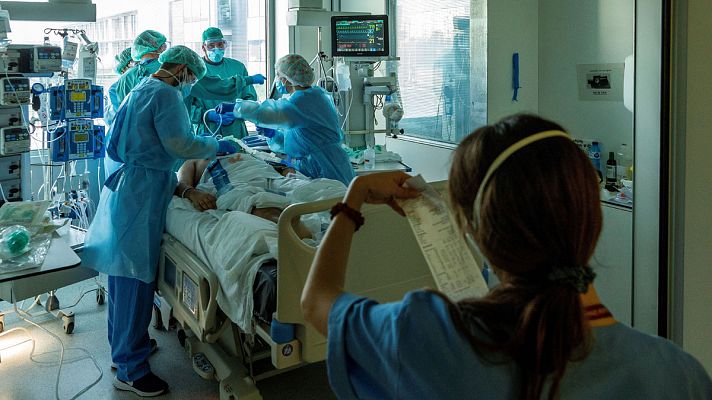 La tarde en 24h - Fernando Simón alerta de que "el sistema está muy tensionado. La ocupación media de las UCI es del 40% sólo por coronavirus"