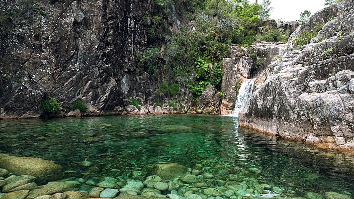 España Directo - España Directo - El pueblo atravesado por una cascada