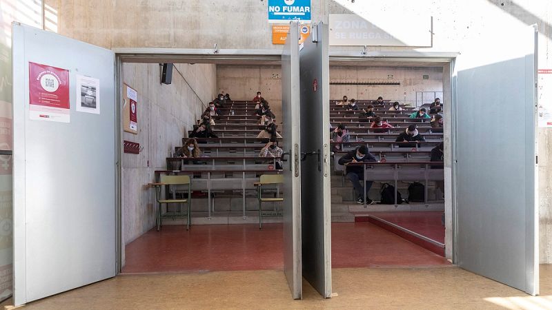 Aumentan las protestas de los universitarios por los exámenes presenciales