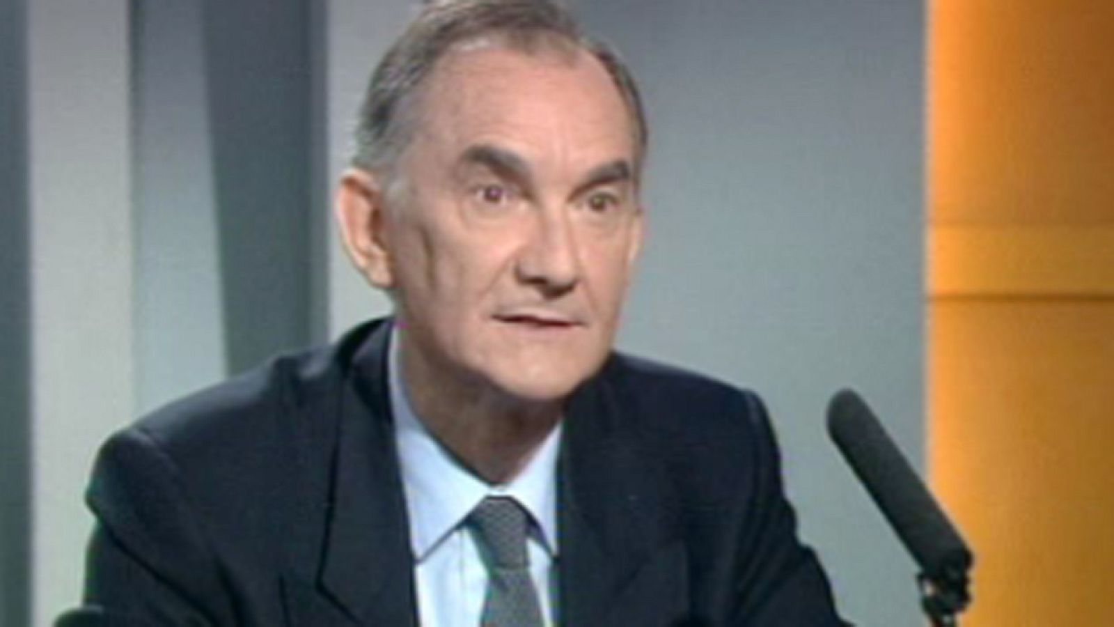 Francisco Tomás y Valiente en Los desayunos de Radio 1 (1995) - Fue noticia en el Archivo de RTVE | Ver