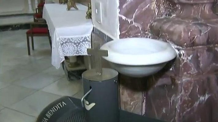 La hora de La 1 - Dispensadores de agua bendita para evitar contagios