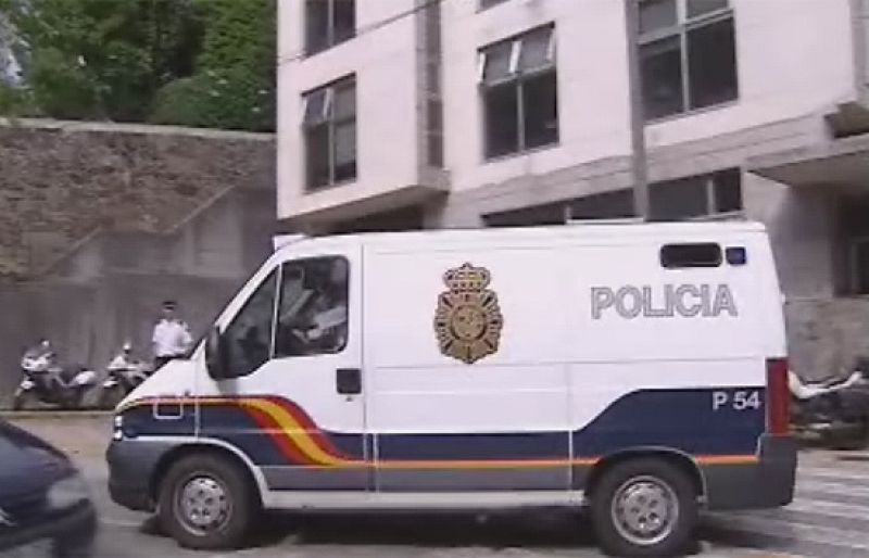 Detienen a un joven senegalés por agredir a un policía con un destornillador en Ferrol | Ver