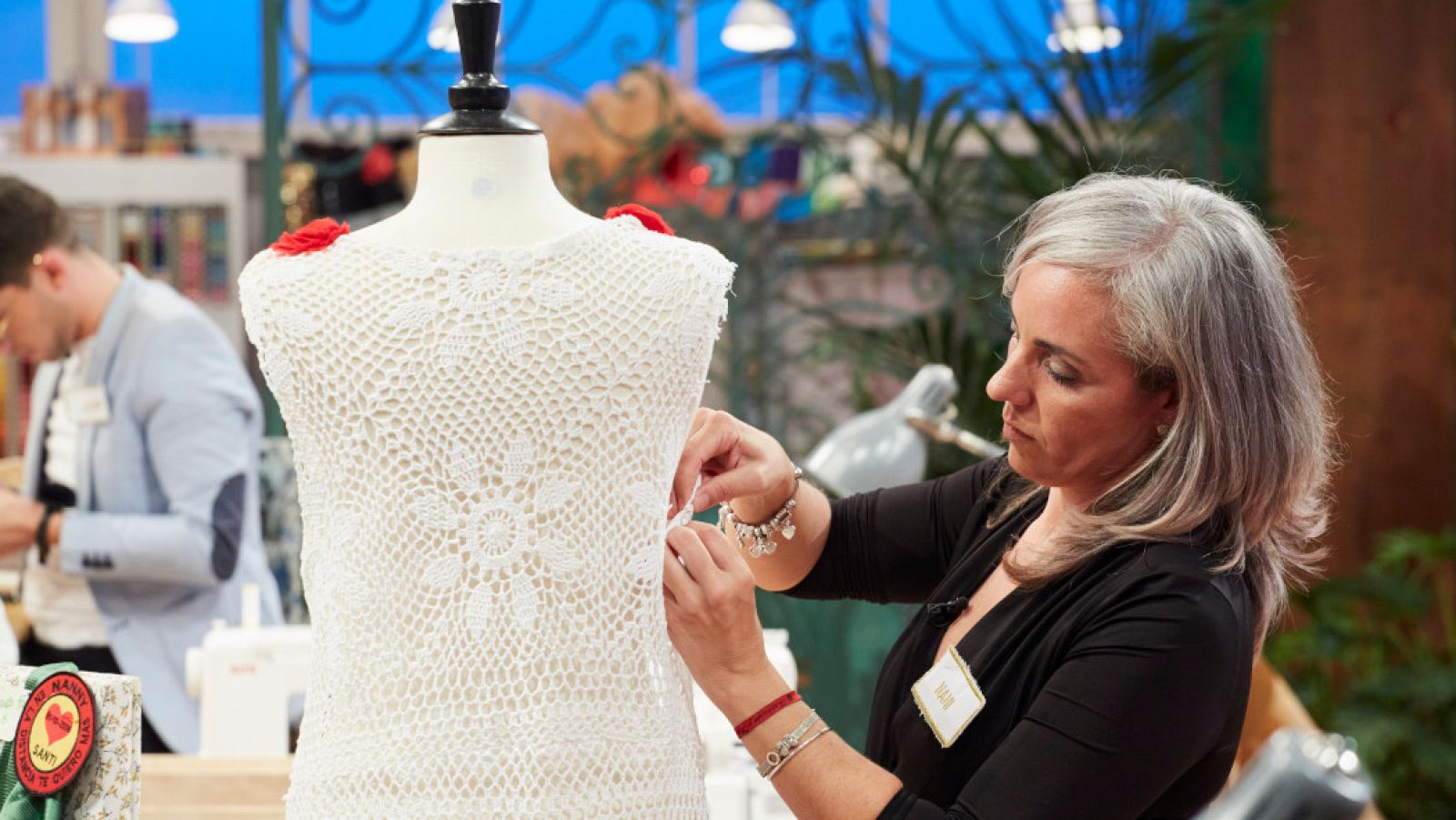 Álvaro quita el mandil blanco de Nani y se lo da a Fermín | Ver