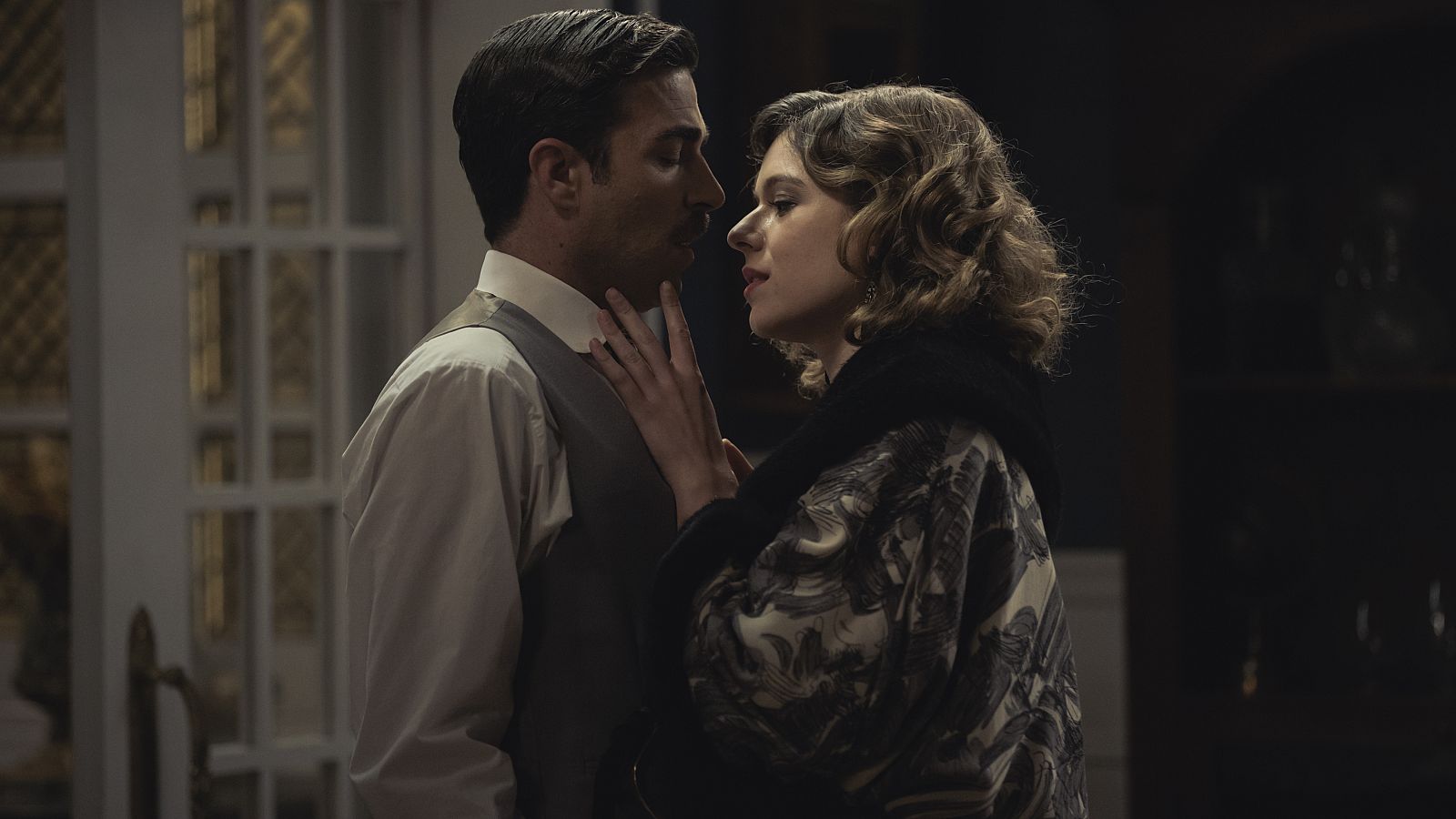 Detrás de las cámaras: Genoveva trata de seducir a David - Acacias 38 | Ver