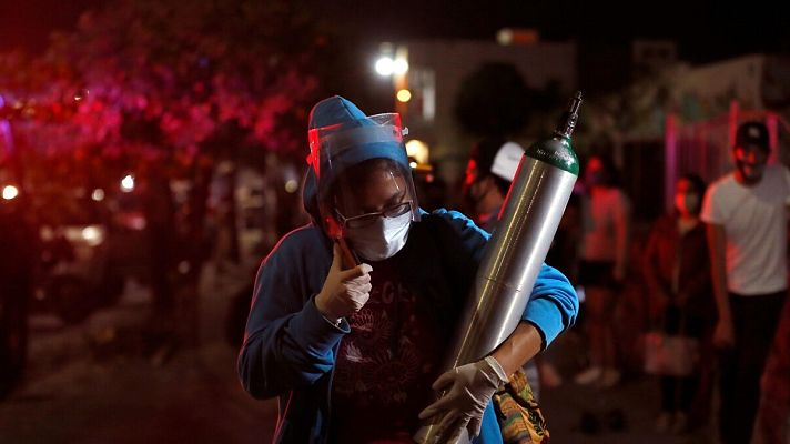 Telediario 1 - En México los familiares de enfermos de coronavirus hacen 8 horas de cola para conseguir una bombona de oxígeno