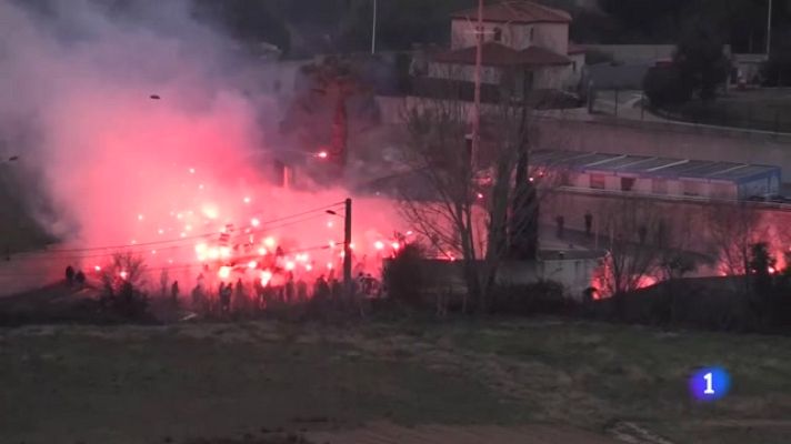 Telediario 1 - 300 violentos hinchas del Marsella incendian su ciudad deportiva