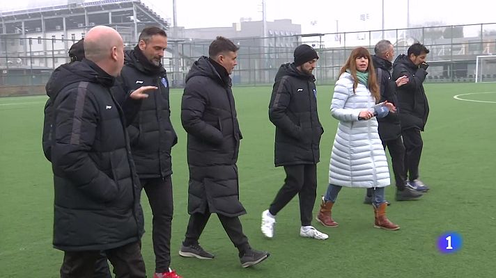 Telediario 1 - Hace un año llegaron a Madrid repatriados los 17 entrenadores españoles del Club de Fútbol de Wuhan