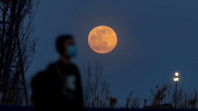 En el área mediterránea y Canarias, cielos poco nubosos o con intervalos nubosos