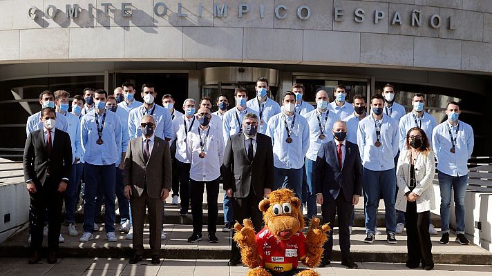 Telediario 1 - Recibimiento triunfal para los Hispanos tras su bronce en el Mundial de Egipto