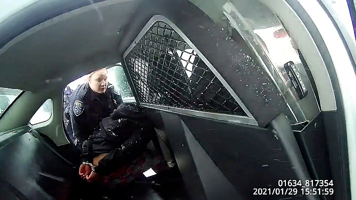 Telediario 1 - Indignación en EE.UU. por la detención de una niña negra de 9 años a la que rocían gas pimienta