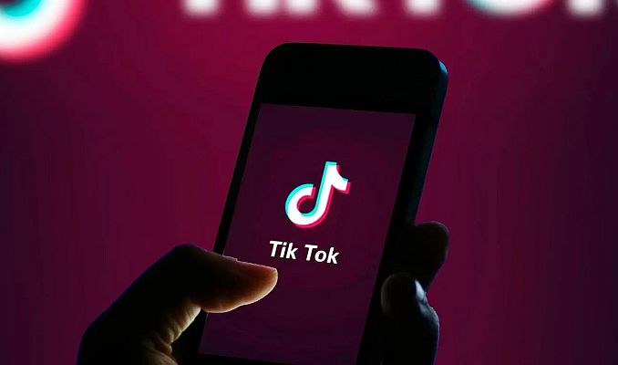 Telediario 1 - Dos menores mueren en Italia intentando un reto viral de TikTok