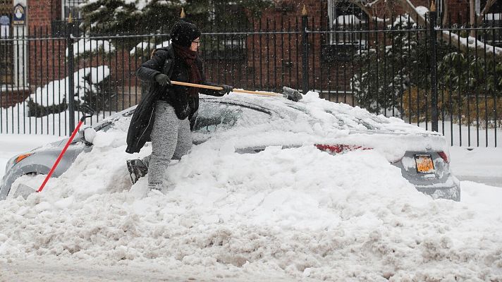 Telediario 1 - Nueva York amanece oculta bajo la nieve tras una de las 15 nevadas más copiosas de su historia