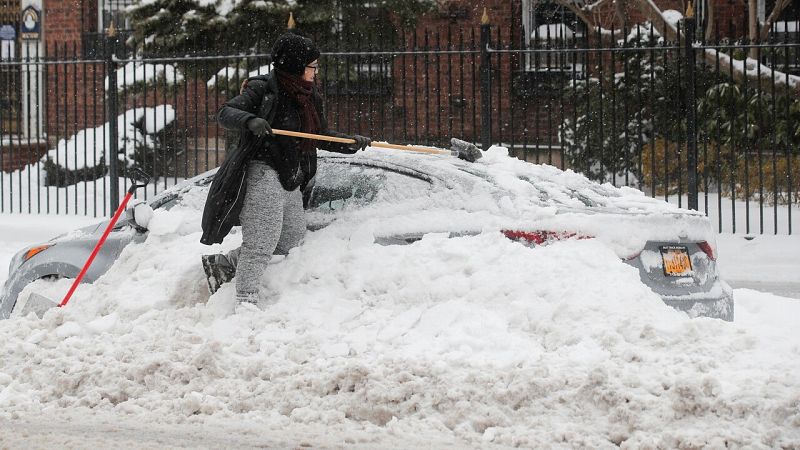 Nueva York amanece oculta bajo la nieve