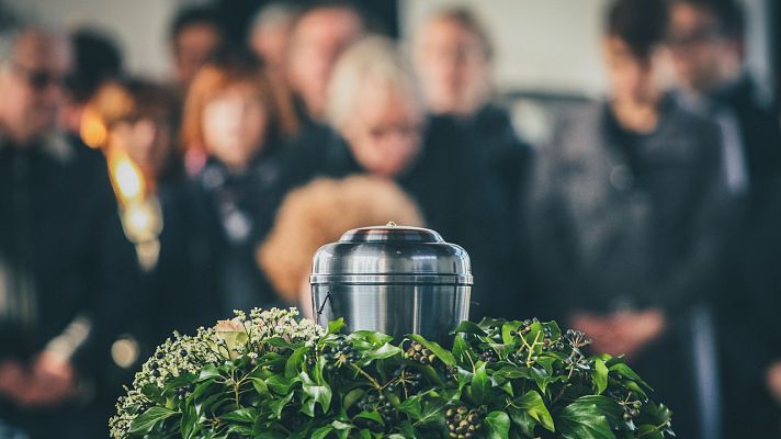 Telediario 1 - La pandemia provoca un récord de incineraciones: ¿qué hacer con las cenizas?