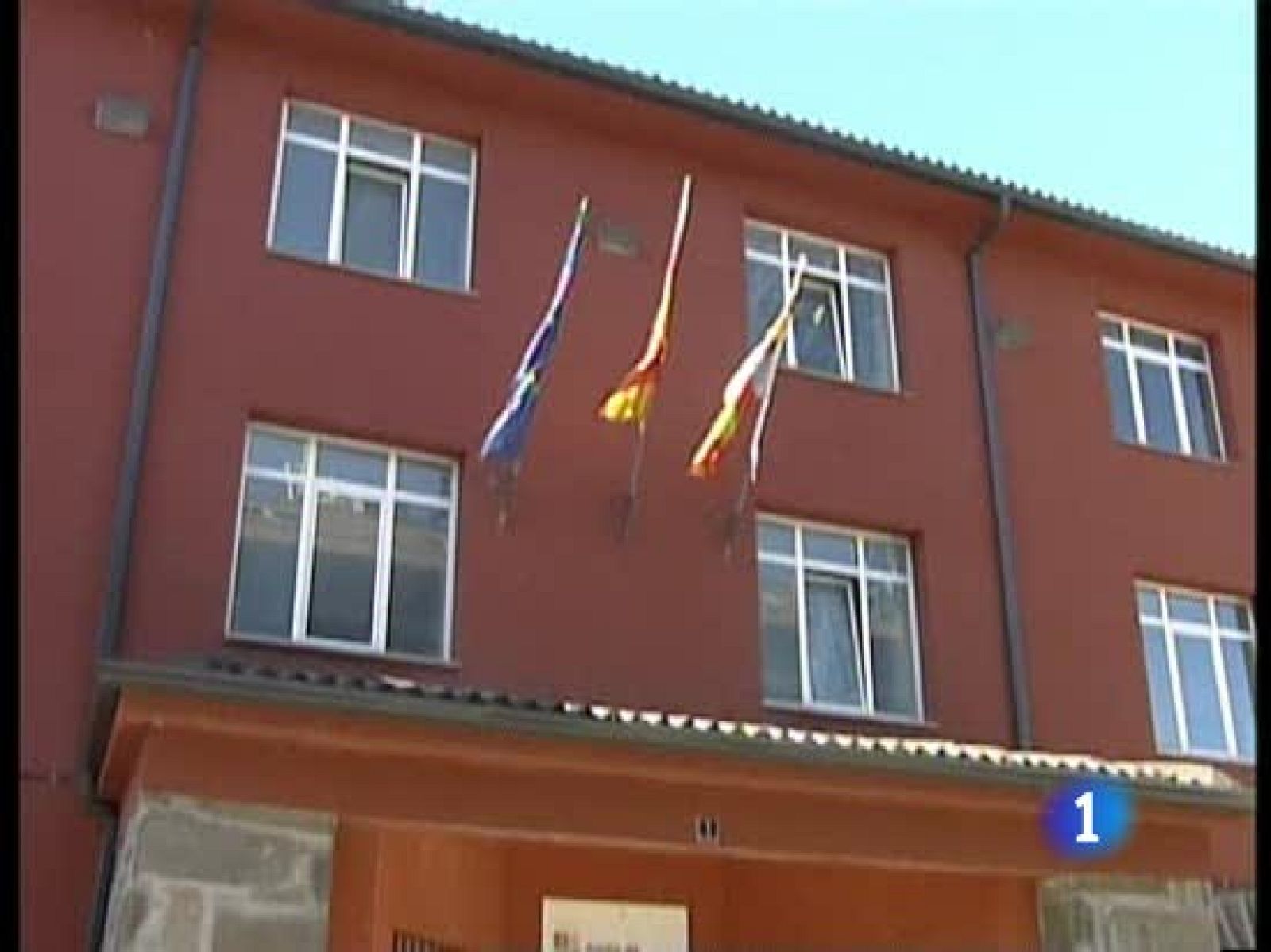 Una deuda millonaria con una empresa eléctrica deja sin luz a 30 servicios municipales de Villablino | Ver