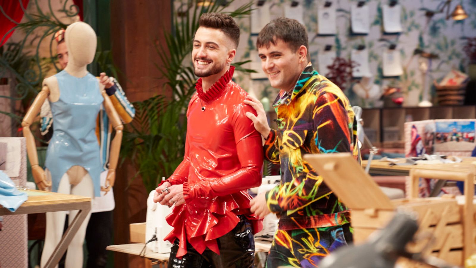 Joshua se prueba la prenda de látex de Palomo | Ver