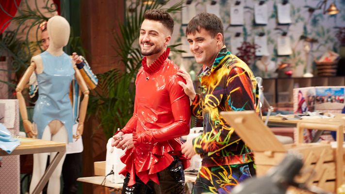 Maestros de la costura - Joshua se prueba la prenda de látex de Palomo