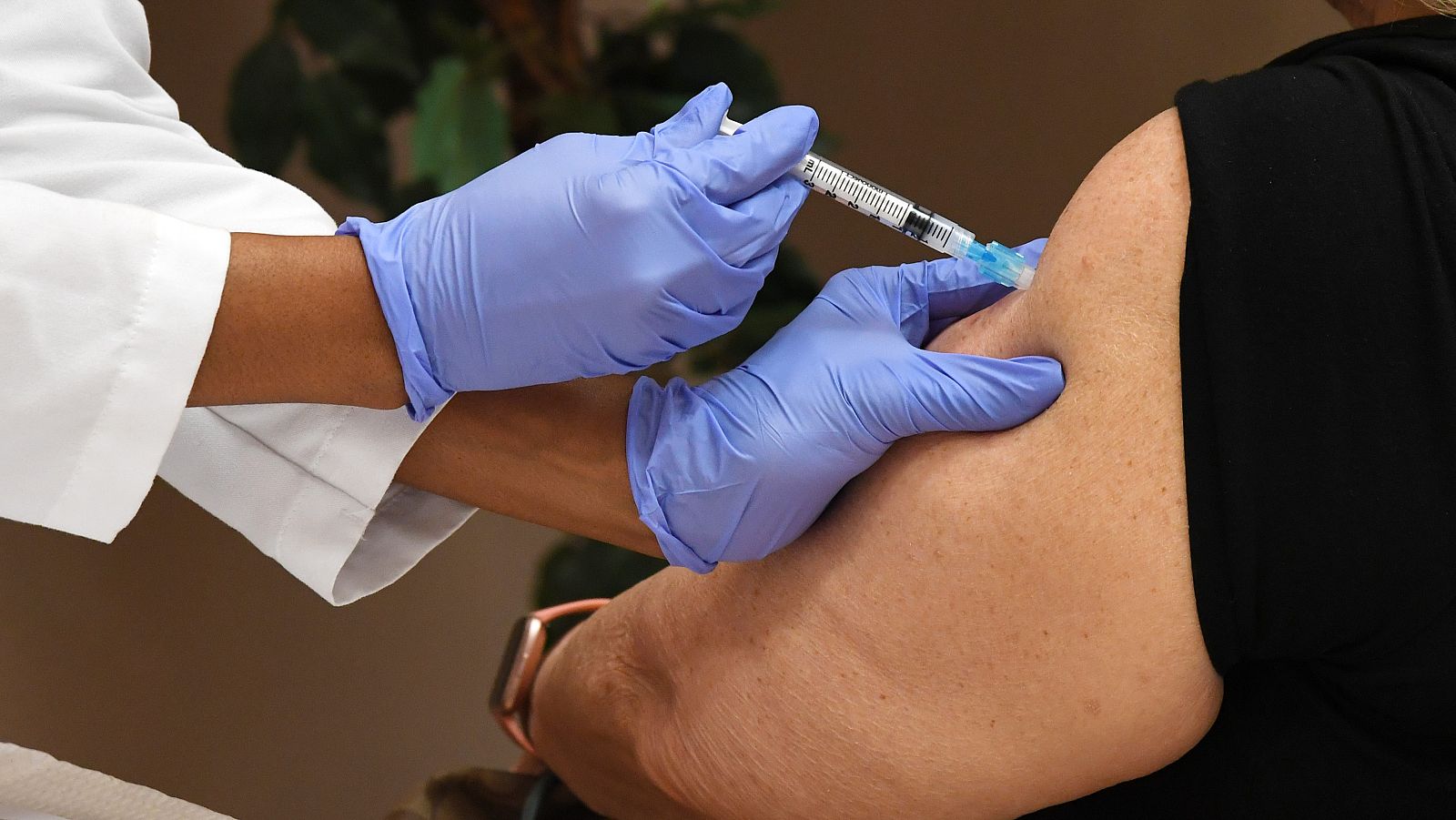 Coronavirus - El efecto de la vacunación podría notarse ya en las residencias de mayores - RTVE.es - Telediario 1 | Ver