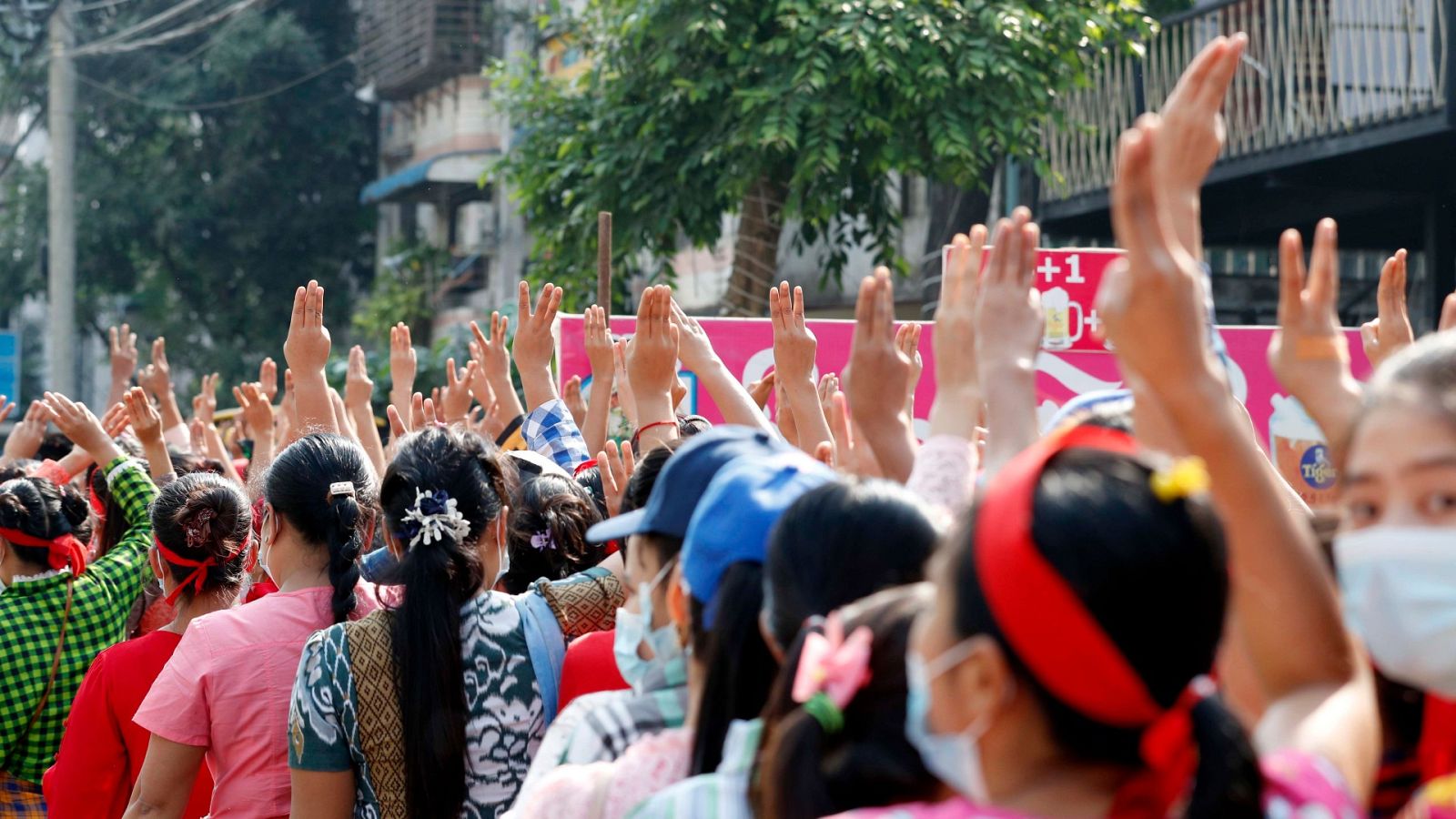 La junta militar de Birmania bloquea internet mientras miles de personas se manifiestan contra el golpe de Estado