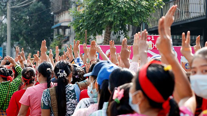 Informativo 24h - La junta militar de Birmania bloquea internet mientras miles de personas se manifiestan contra el golpe de Estado