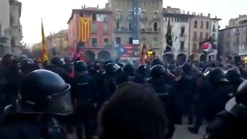 Altercados tras un acto de Vox en Vic con varios agentes heridos | Ver