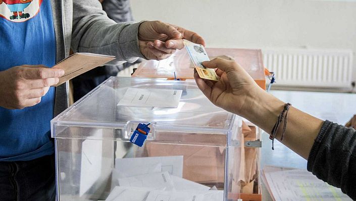 Telediario 1 - Miembros de la mesa electoral convocados el 14F piden que se les exima por razones familiares