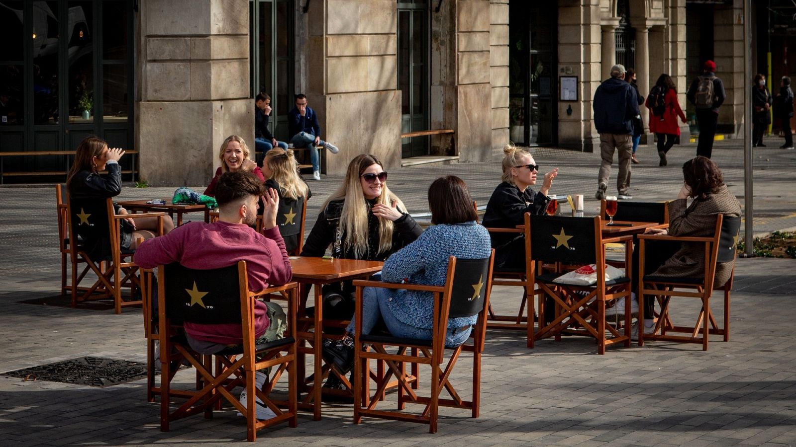 Cataluña y Madrid flexibilizan las restricciones pese a la alta incidencia