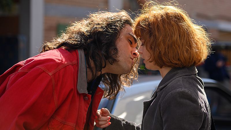 Cuéntame cómo pasó - Antonio Alántara descubre a Álex besando a María