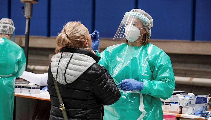 Telediario 1 - La Generalitat comienza a realizar test de antígenos a los miembros de las mesas electorales