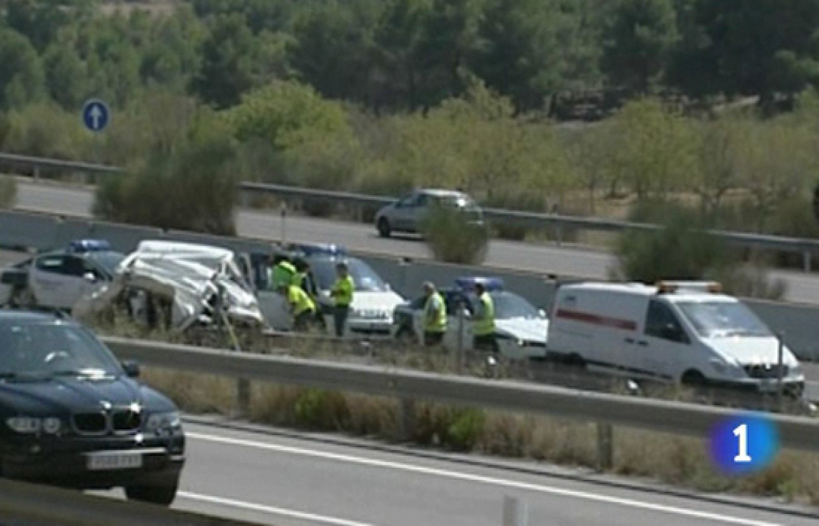 Seis personas mueren al chocar un camión y una furgoneta en la A-3 | Ver