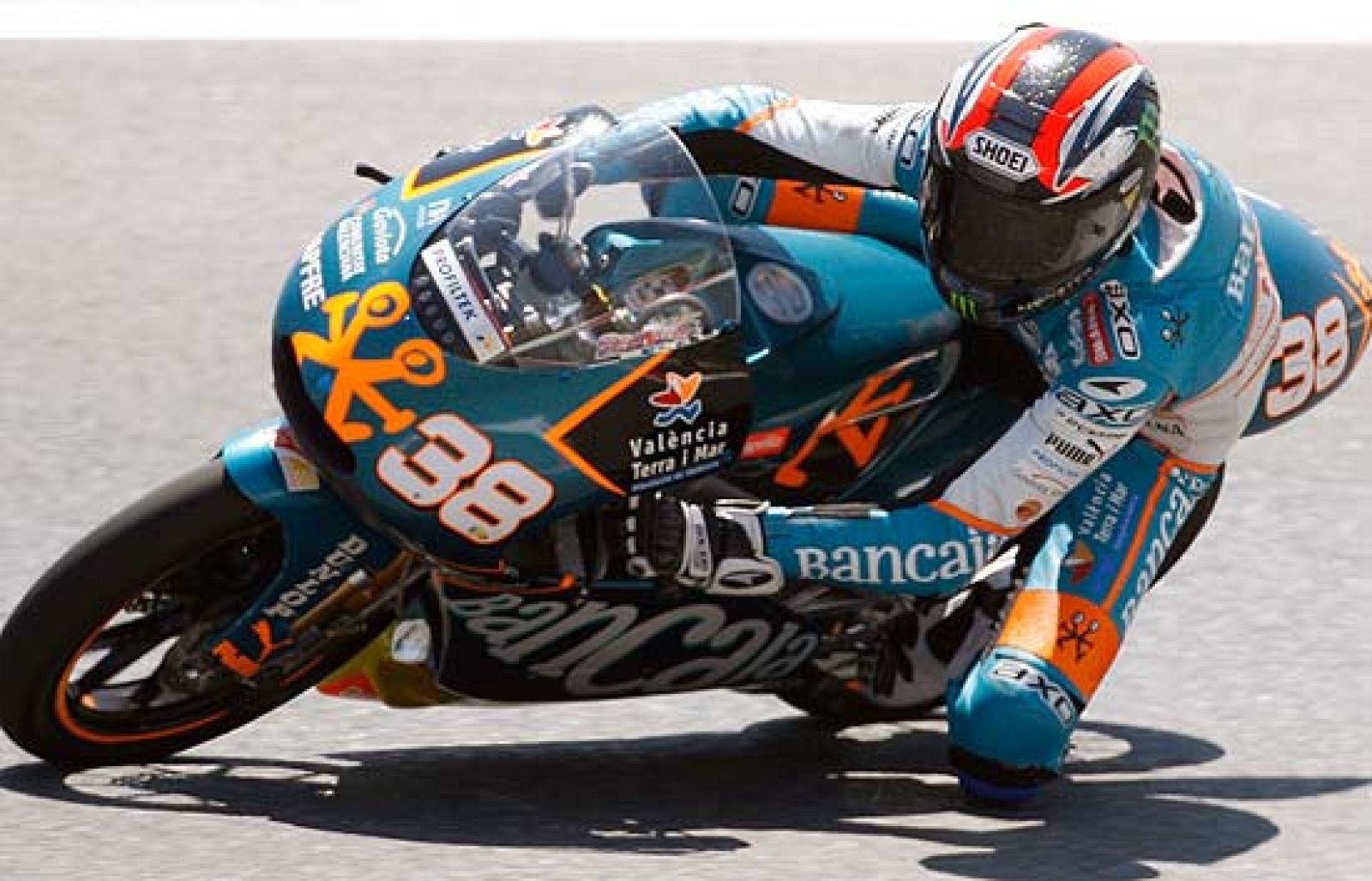 Bradley Smith le ha arrebatado a Julián Simón el mejor tiempo en el último suspiro de los primeros entrenamientos libres del Gran Premio de San Marino.