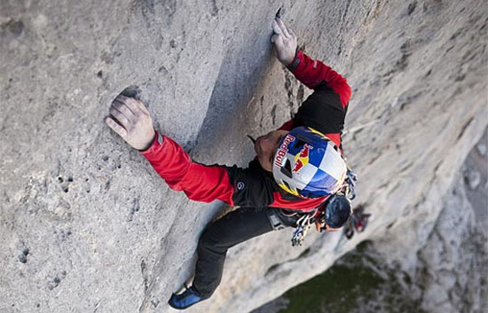Los hermanos vascos Iker y Eneko Pou escalan en ocho horas la cara oeste del Naranjo de Bulnes, la ruta de pared más exigente.