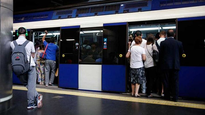 Telediario 1 - El coronavirus provoca una caída del 46,7 % en el uso del transporte público en 2020