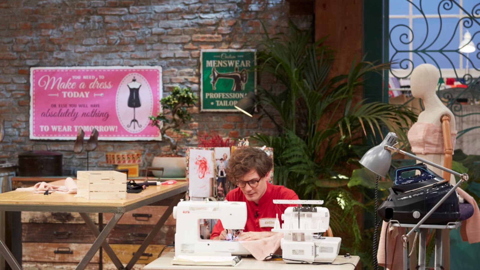 Ancor vuelve a coser su conjunto trap... ¡de cero! | Ver