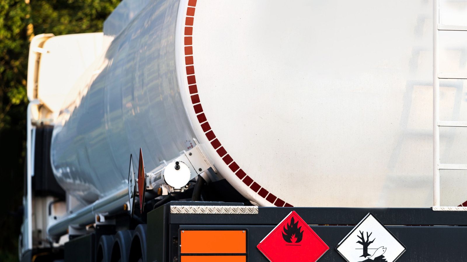 Buscan en Texas un camión cisterna blanco con 80 migrantes en su interior tras una llamada a la policía desde el interior: "Nos morimos"