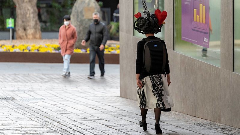 Al trabajo con peluca para celebrar el no Carnaval en Santa Cruz de Tenerife- RTVE.es | Ver