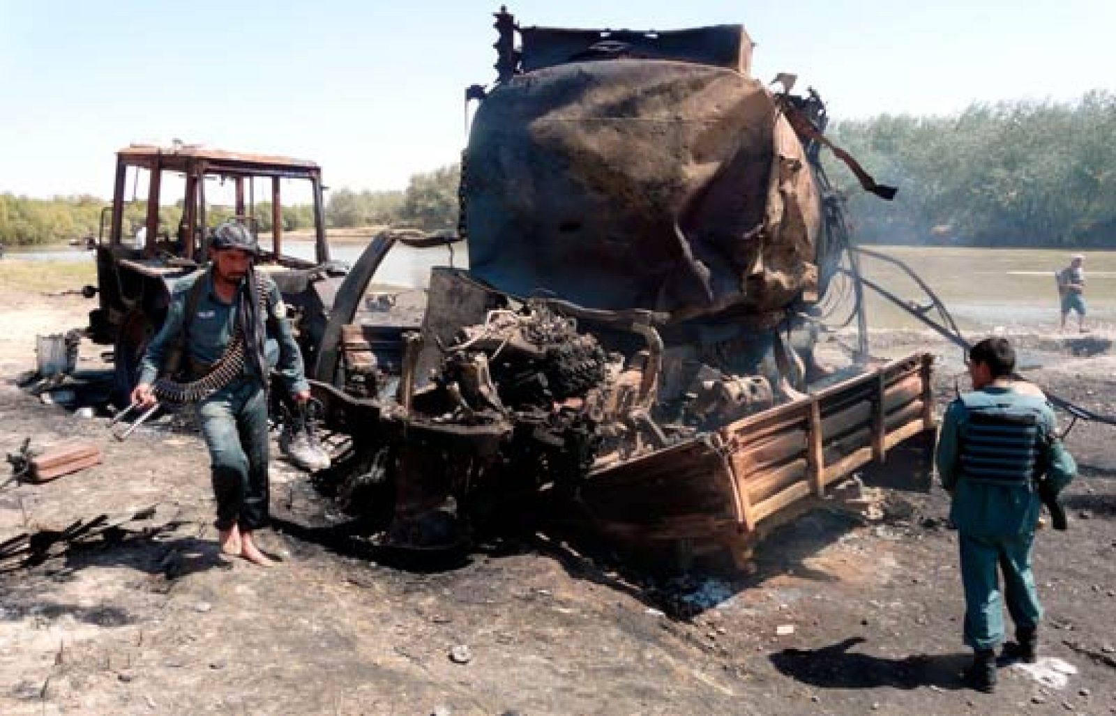 Un ataque aéreo contra dos camiones en Afganistán mata al menos a 90 personas en el norte del país | Ver