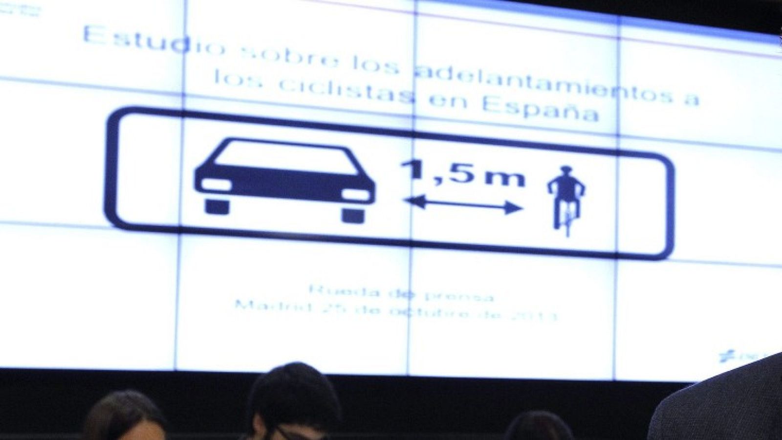 Consejos para el conductor ante un ciclista: "Apártate y reduce todo lo que puedas"