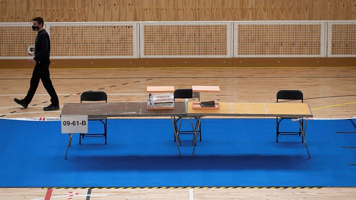 Telediario 1 - Polideportivos, mercados u hoteles, habilitados como colegios electorales para el 14F