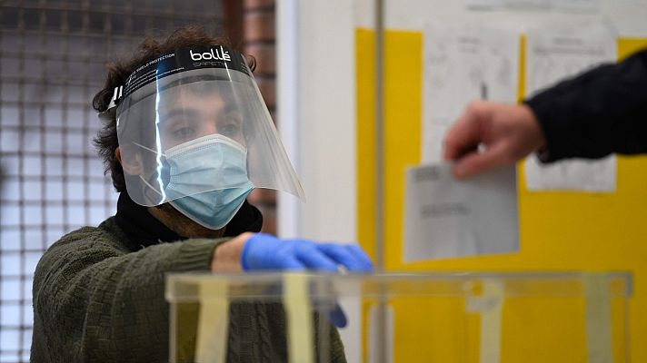 Informativo 24h - La jornada electoral arranca en Cataluña tras constituirse el 97 % de mesas