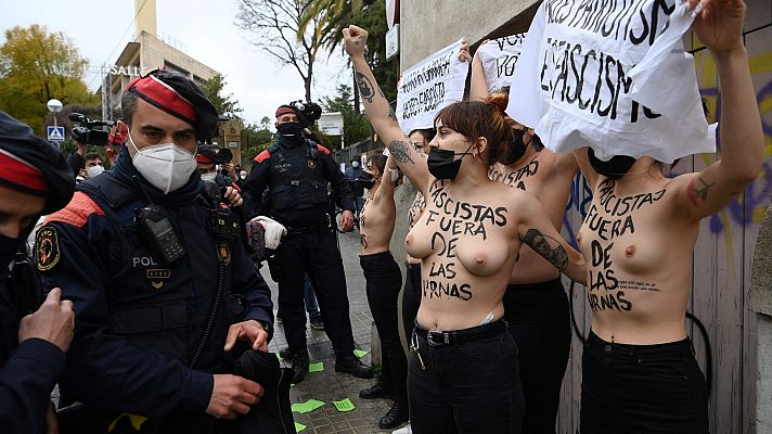  - Las activistas de Femen protestan contra Garriga frente a su colegio electoral