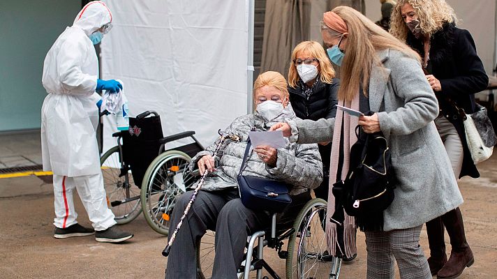 Telediario 1 - Los residentes que salen de la residencia para ejercer su derecho al voto