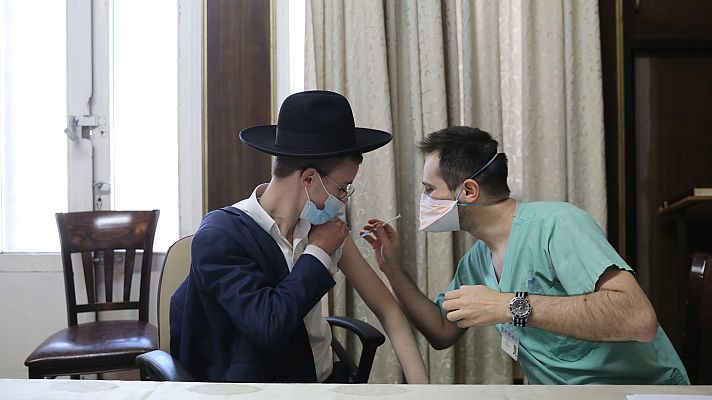 Telediario 1 - Un estudio israelí confirma la eficacia de la vacuna de Pfizer y señala que logra reducir un 94% los casos sintomáticos