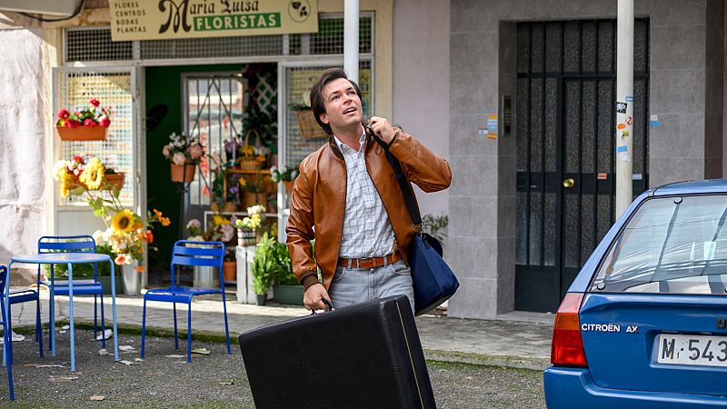 Cuéntame cómo pasó - Jorge llega al barrio y se cruza con María