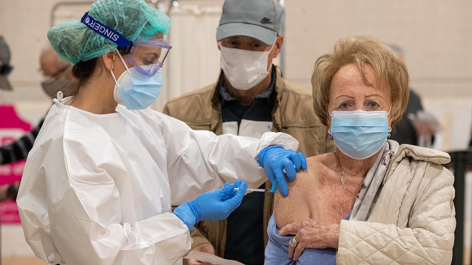 Coronavirus - El turno de la vacuna les llega a los mayores de 80 años - RTVE.es - Telediario 1 | Ver