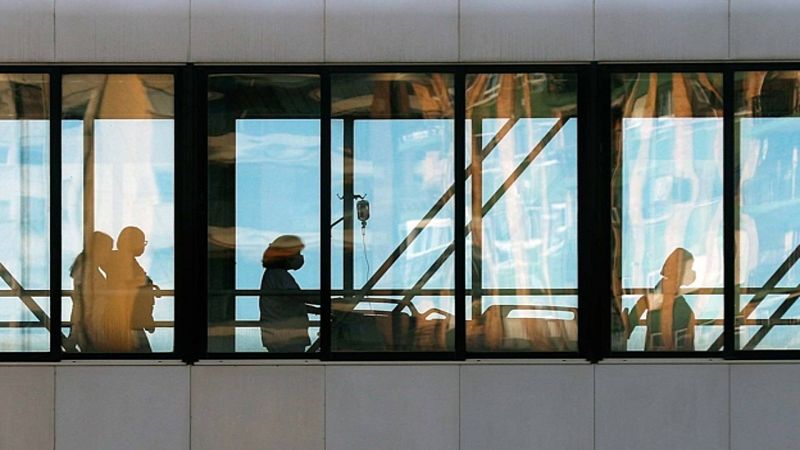 El paciente más antiguo por coronovirus recibe el alta - La hora de La 1 | Ver