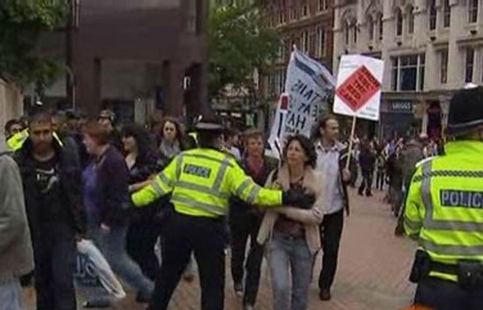 Una marcha de extrema derecha acaba con fuertes enfrentamientos en Birmingham, Inglaterra