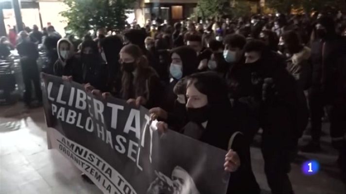 L'Informatiu - Els Mossos denuncien una violència extrema i gratuïta en les protestes per Hasél